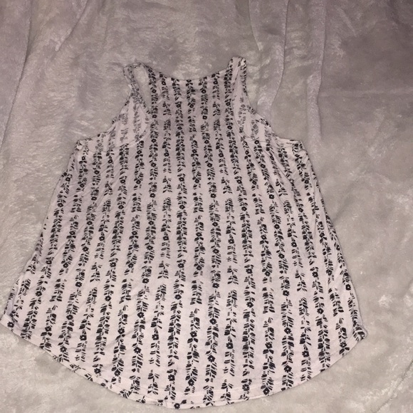 Black and white floral soft & flowy tank top - Picture 2 of 2